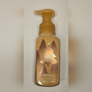 [Bath & Body Works] Golden Berry Mistletoe Foaming Hand Soap